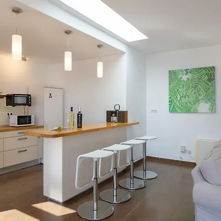 Marisol, Mojones Βίλα *