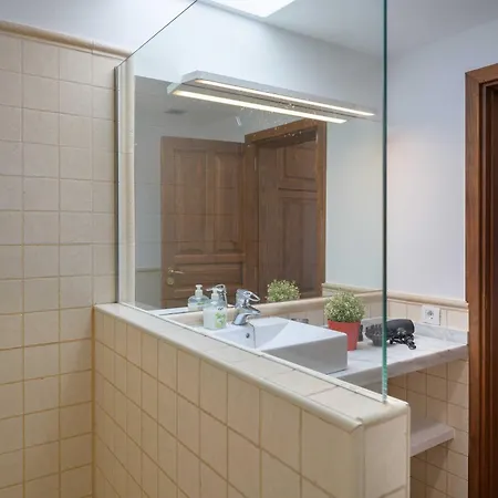 Βίλα Marisol, Mojones