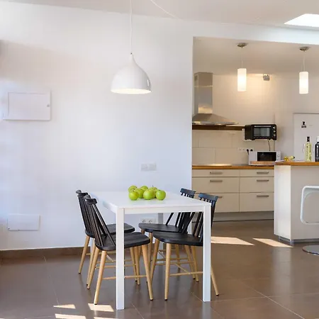 Βίλα Marisol, Mojones