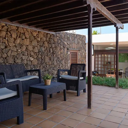 Βίλα Marisol, Mojones Tías