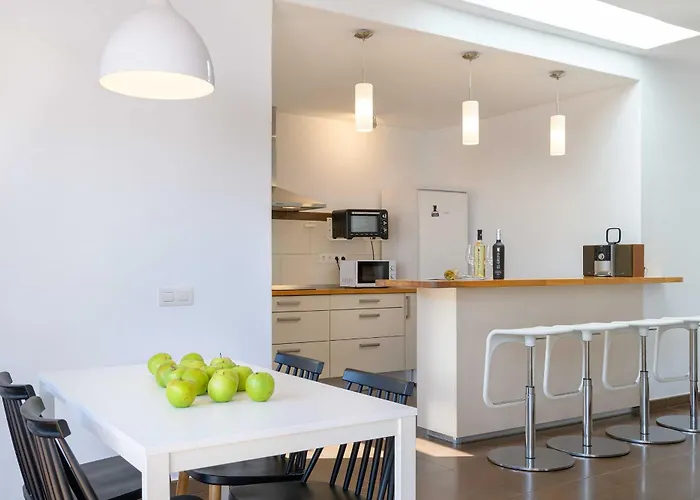 Villa Marisol, Mojones