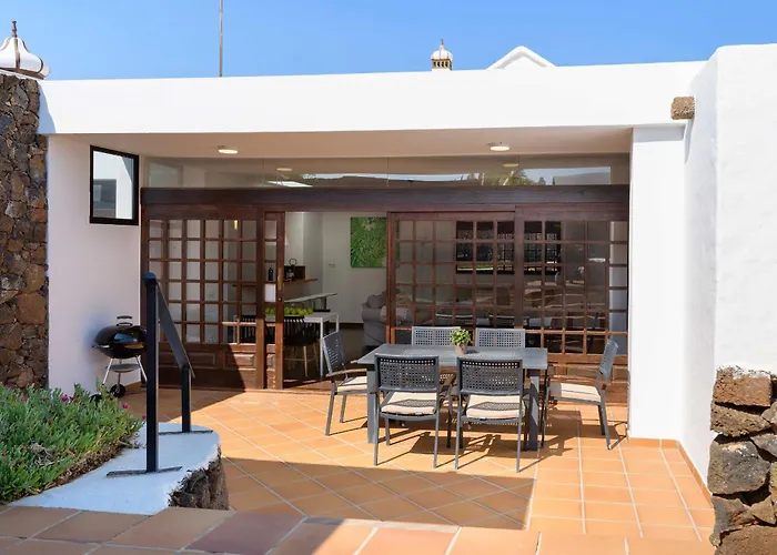 Villa Marisol, Mojones *