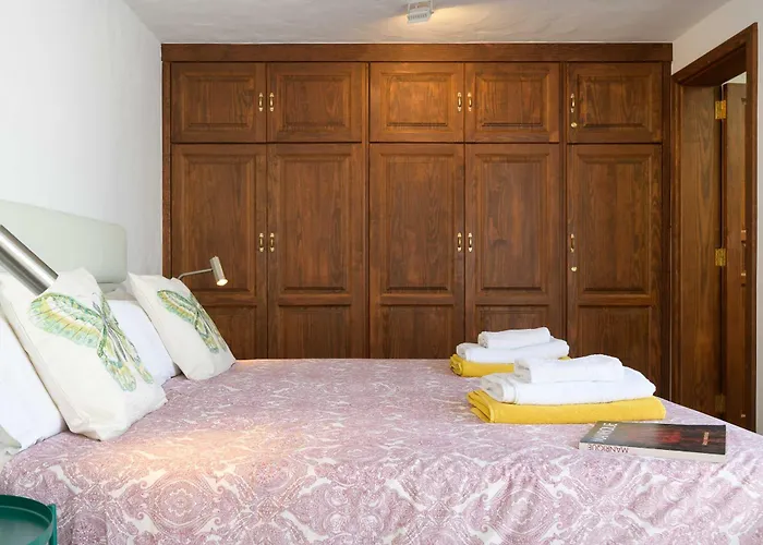 Villa Marisol, Mojones