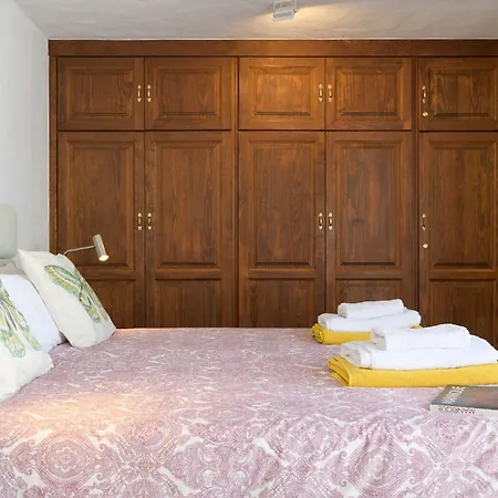 וילה Marisol, Mojones