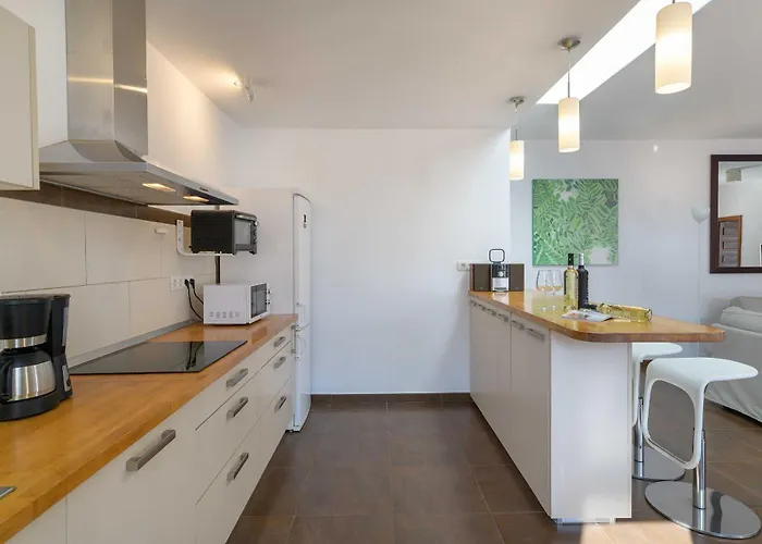 Villa Marisol, Mojones