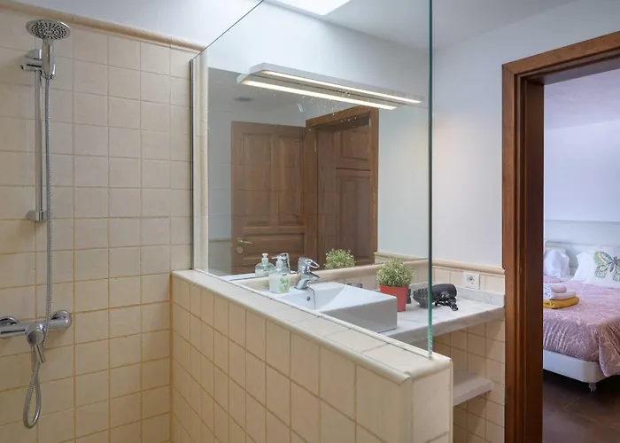 Villa Marisol, Mojones