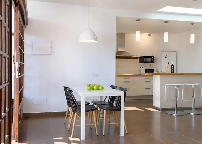 Villa Marisol, Mojones