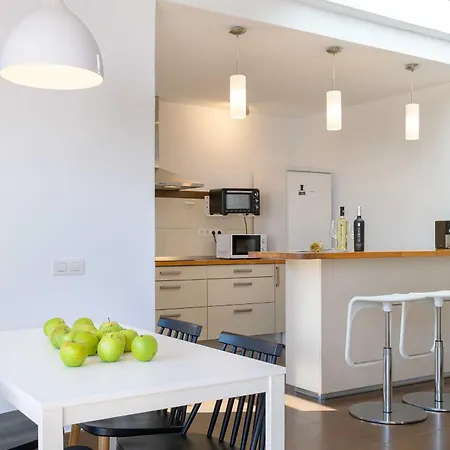 Villa Marisol, Mojones