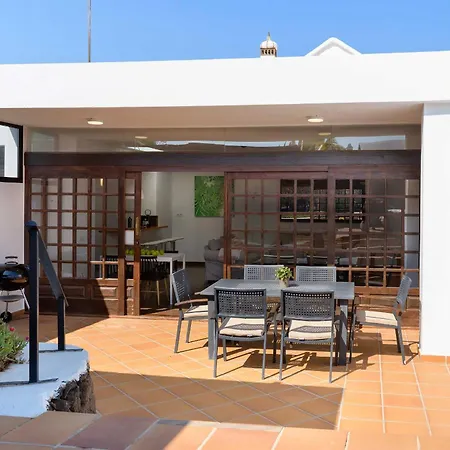 Villa Marisol, Mojones *